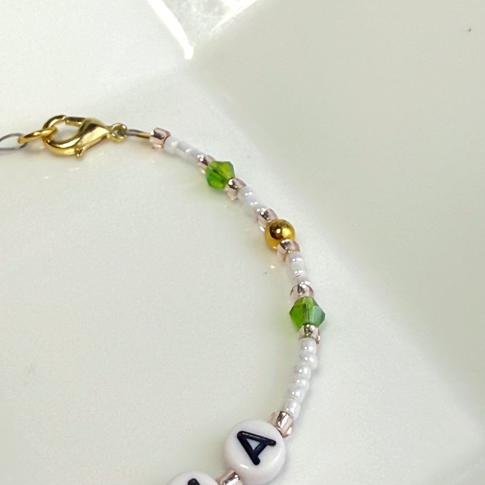 GRANDMA Bracelet Pearly White & Golden Seed Beads Green Crystals & Gold Tone - Picture 3 of 5